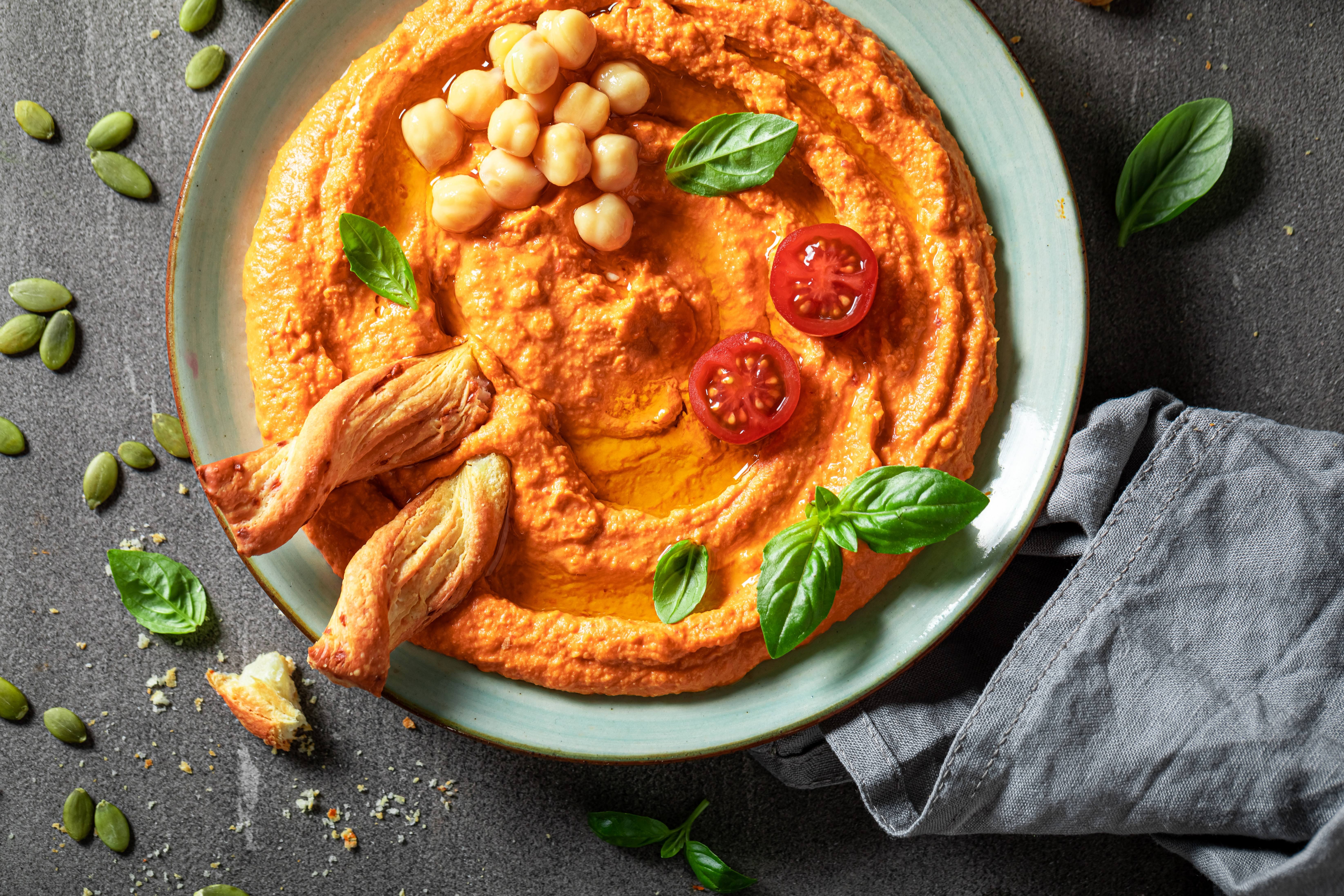 Hummus de Albahaca con Tomates Confitados