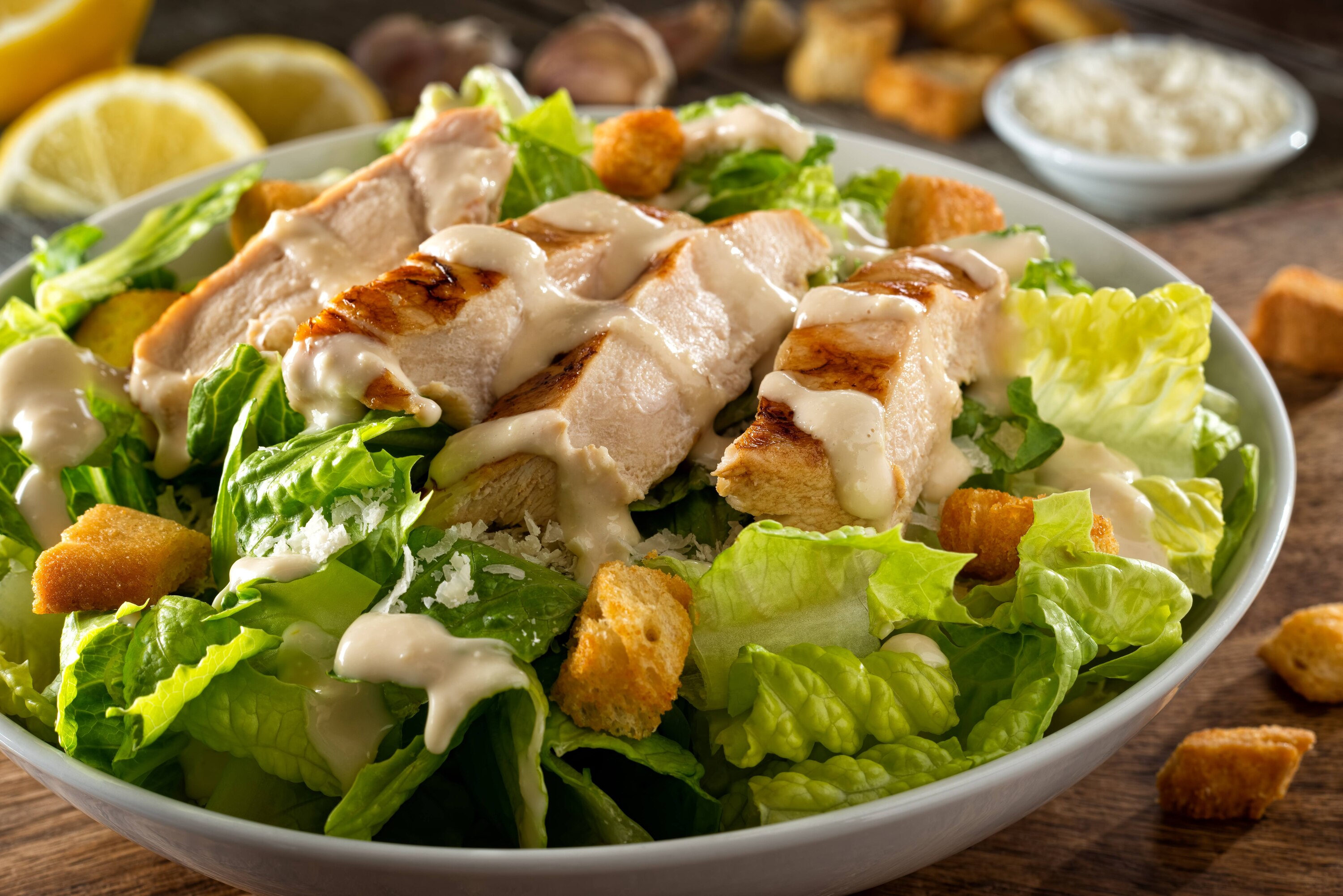 Ensalada con Pollo y Aderezo Azul