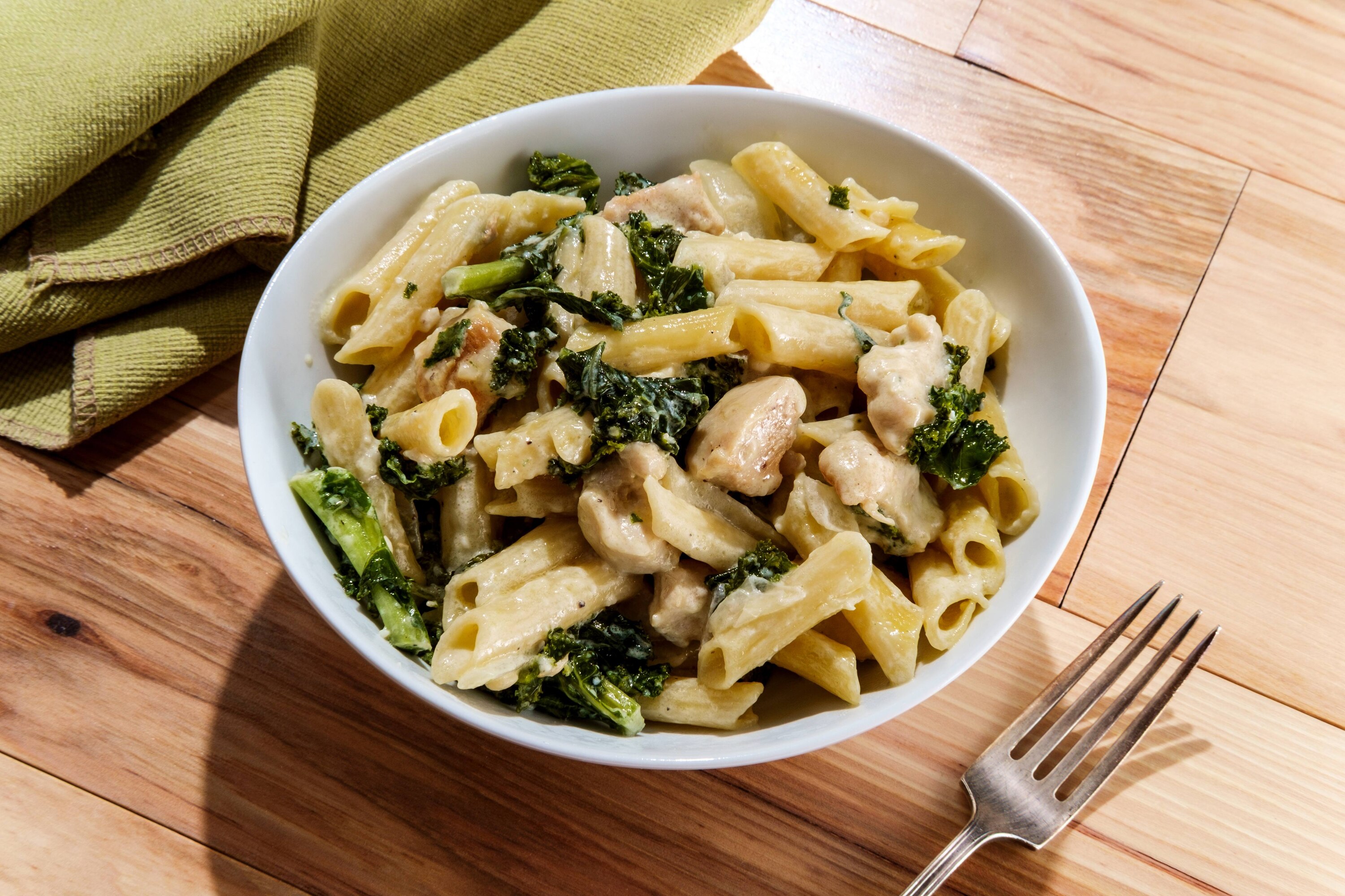 Pasta con Salsa Alfredo y Kale