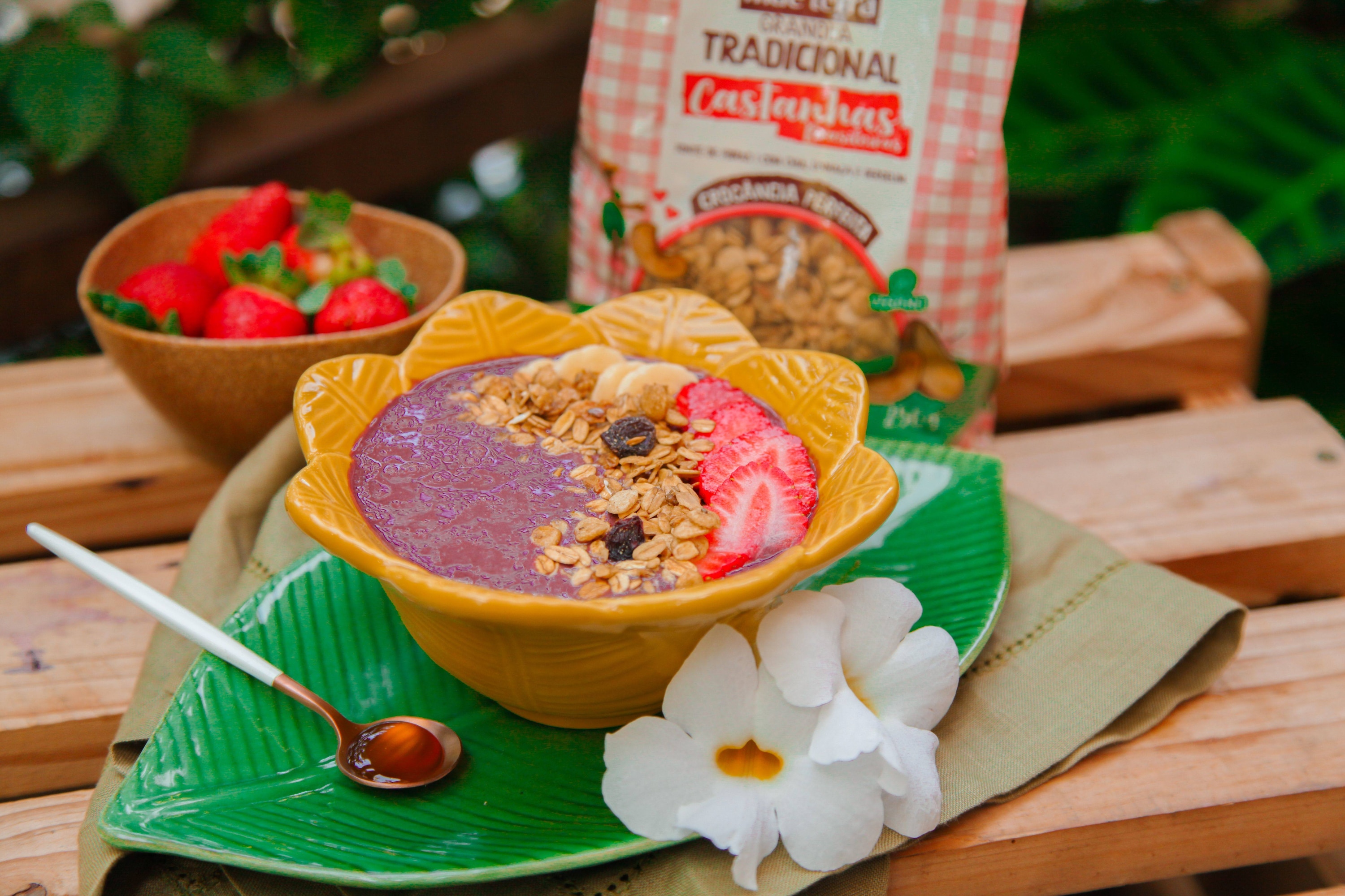 Açaí turbinado com frutas e granola Mãe Terra