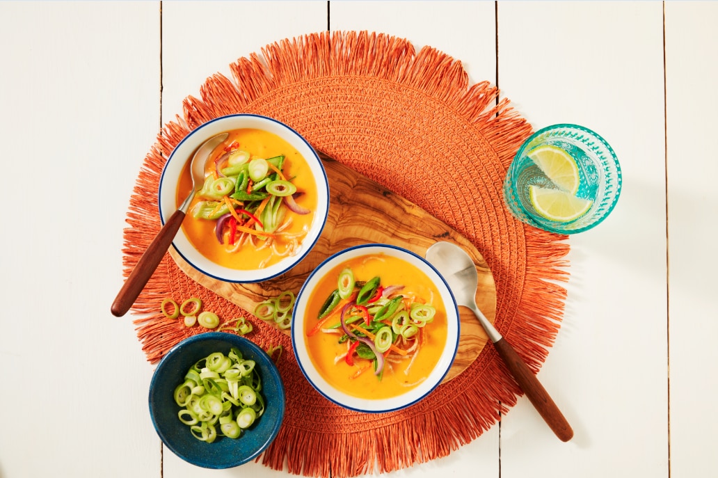Rode curry soep met 100% pindakaas, volkoren noodles en roerbakgroenten 15 Minutes  recipe