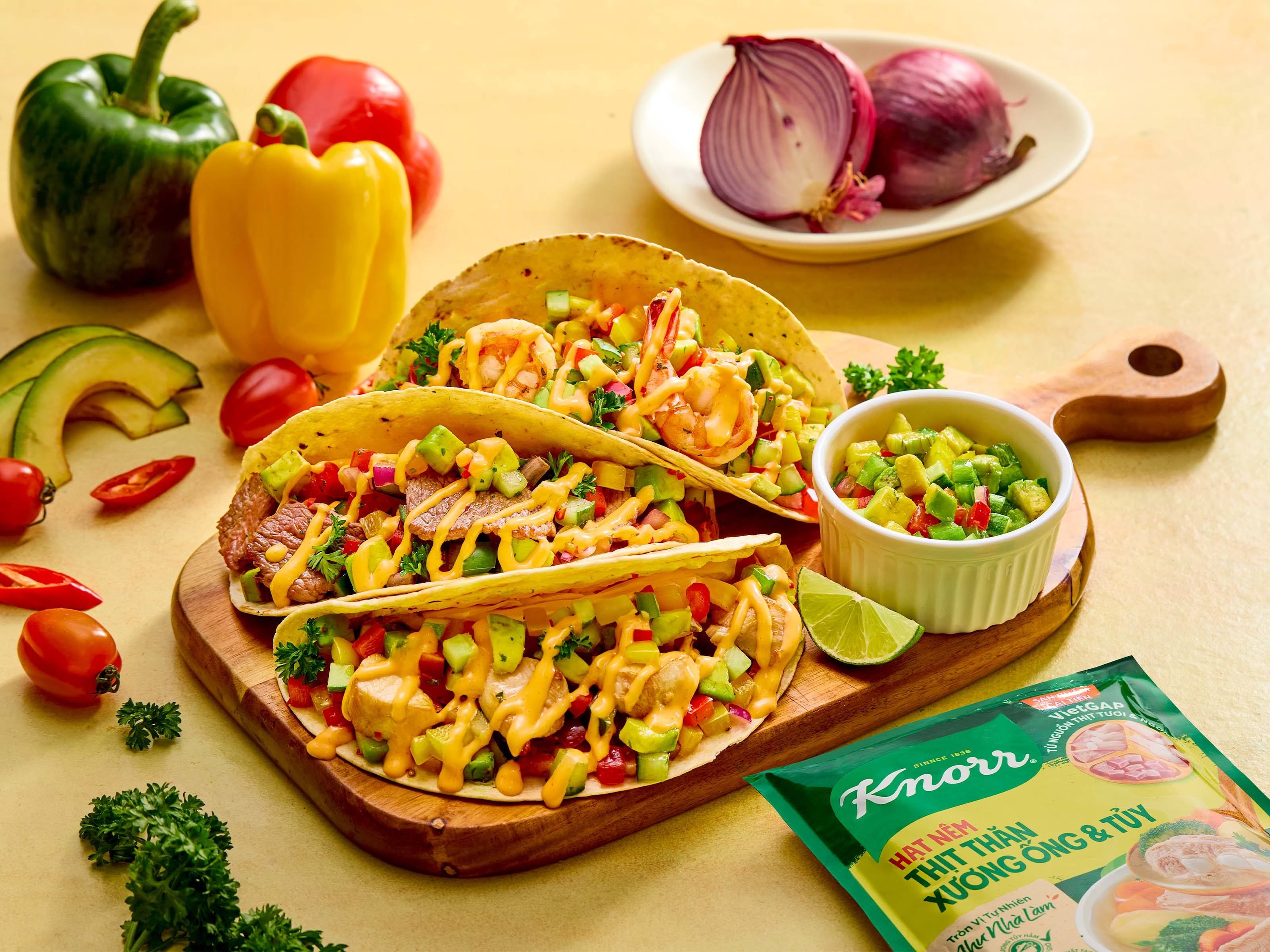 Bơ Salsa Kèm Taco Hải Sản Và Thịt Nướng