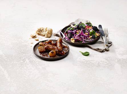 Honigglasierte Schweinswürste mit Rotkabissalat und Brombeeren