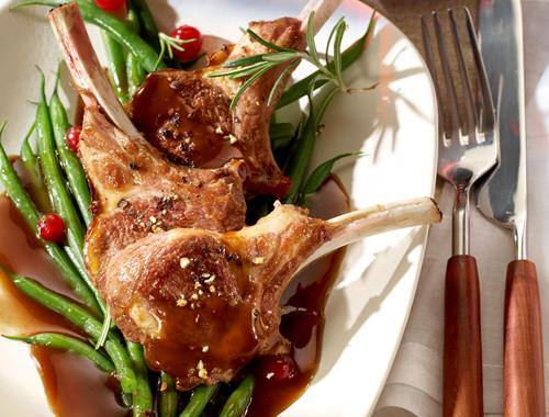 Lammkoteletts mit Johannisbeer-Balsamico-Sauce
