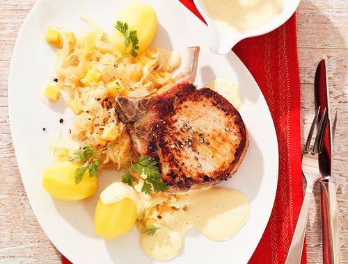 Kasseler Kotelett mit Sauerkraut und Weinsauce