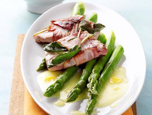 Grüner Spargel mit Zitronensauce und Thunfisch-Saltimbocca
