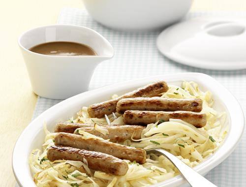 Rostbratwürstchen süß-sauer auf Weißkohl