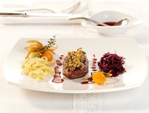 Rehrückenfilet mit Walnuss-Kräuterkruste und Holunder-Bratensauce