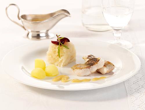 Zander mit Senf-Bier-Sauce und Sauerkraut