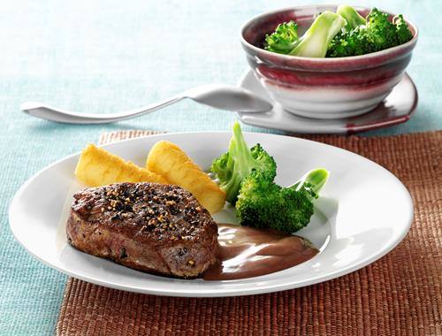 Rinder-Pfeffer-Steak mit Balsamico-Johannisbeer-Espuma