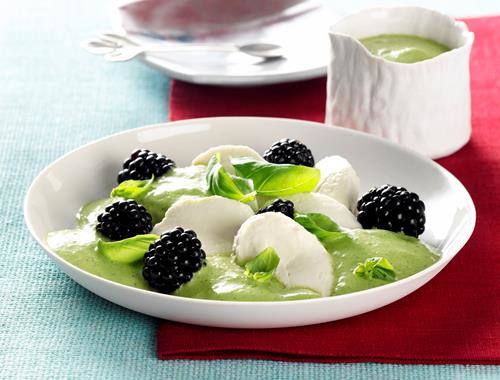 Mozzarella mit Basilikum-Espuma und Brombeeren
