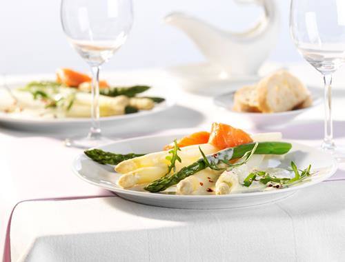 Spargel mit Rosa Pfeffer-Schaum und Räucherlachs