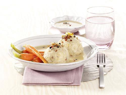 Geräuchterte Fischbällchen in Pfeffer-Schalotten-Sauce