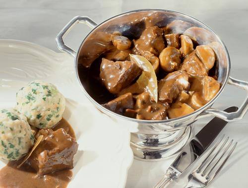 Wildgulasch mit Pilzen