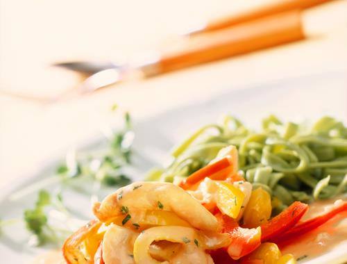 Geflügelgeschnetzeltes in Paprikarahm-Sauce