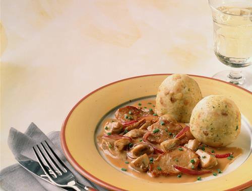 Semmelknödel mit Pilzragout