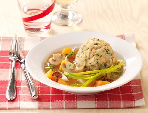 Semmelknödel mit Gemüsesauce