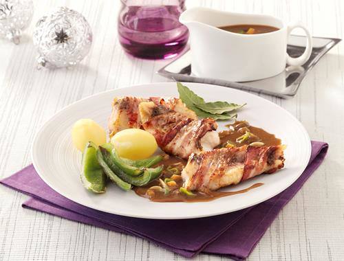 Karpfenfilets im Speckmantel mit Biersauce