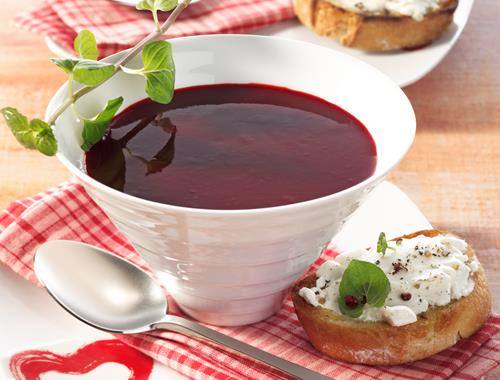 Rote-Beete-Himbeer-Suppe mit Ziegenkäse-Crostini
