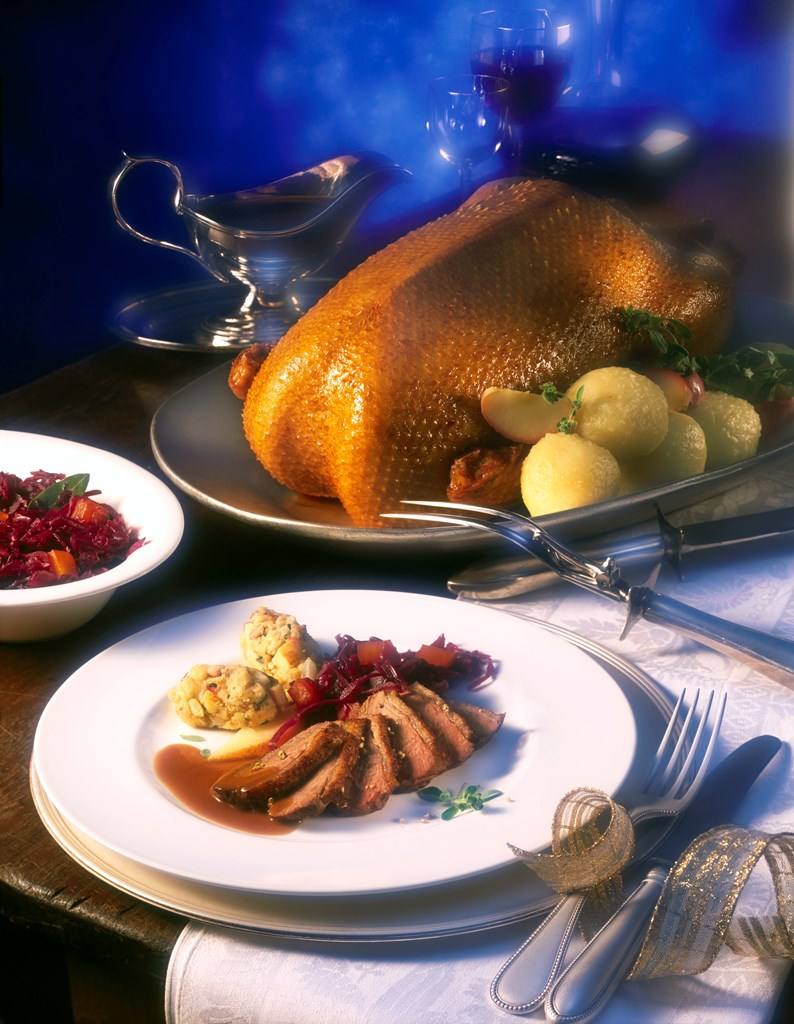 Gänsebraten mit Maronen-Füllung und Kürbis-Rotkohl Rezept - Rezept & Bild