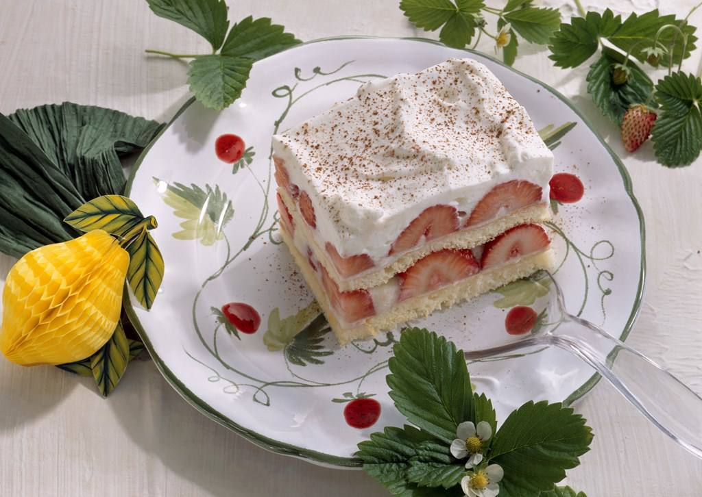 Biskuitdessert mit Zitronen-Joghurt-Creme und Erdbeeren Rezept - Rezept & Bild