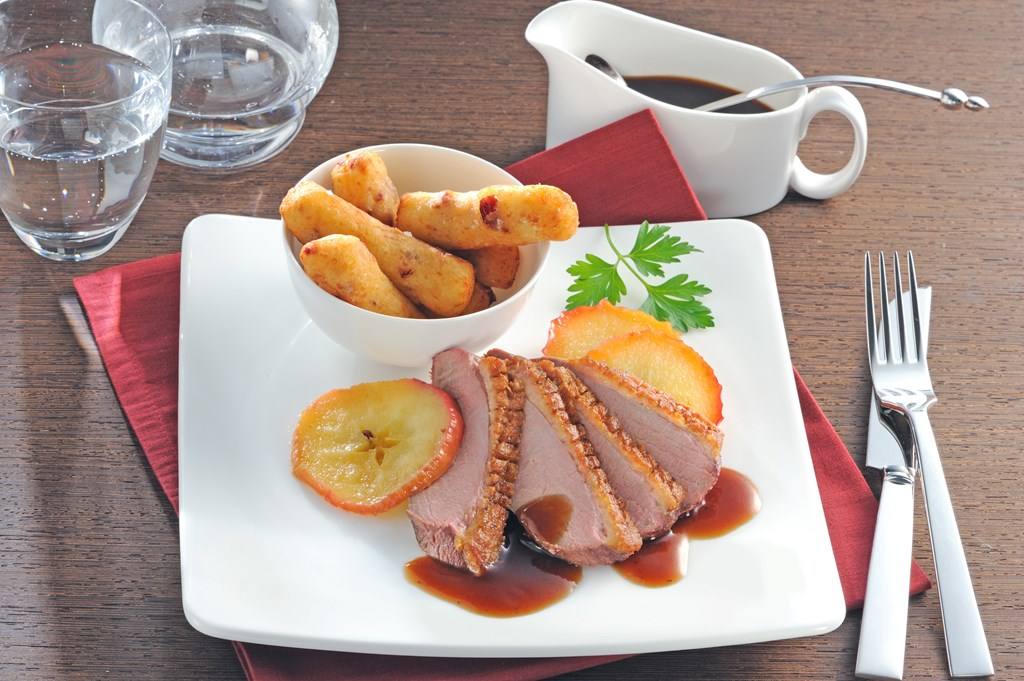 Cranberry-Kroketten mit Entenbrust in Cassissoße Rezept - Rezept & Bild