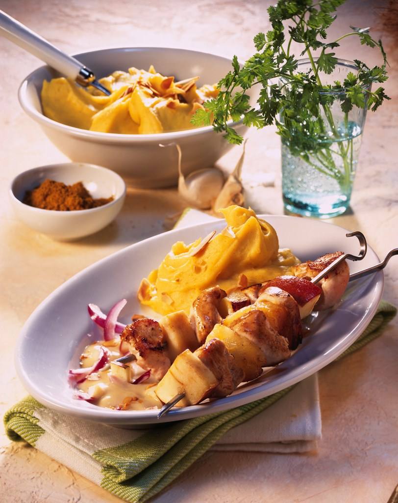 Fruchtige Hähnchenspieße mit Curry-Püree Rezept - Rezept & Bild
