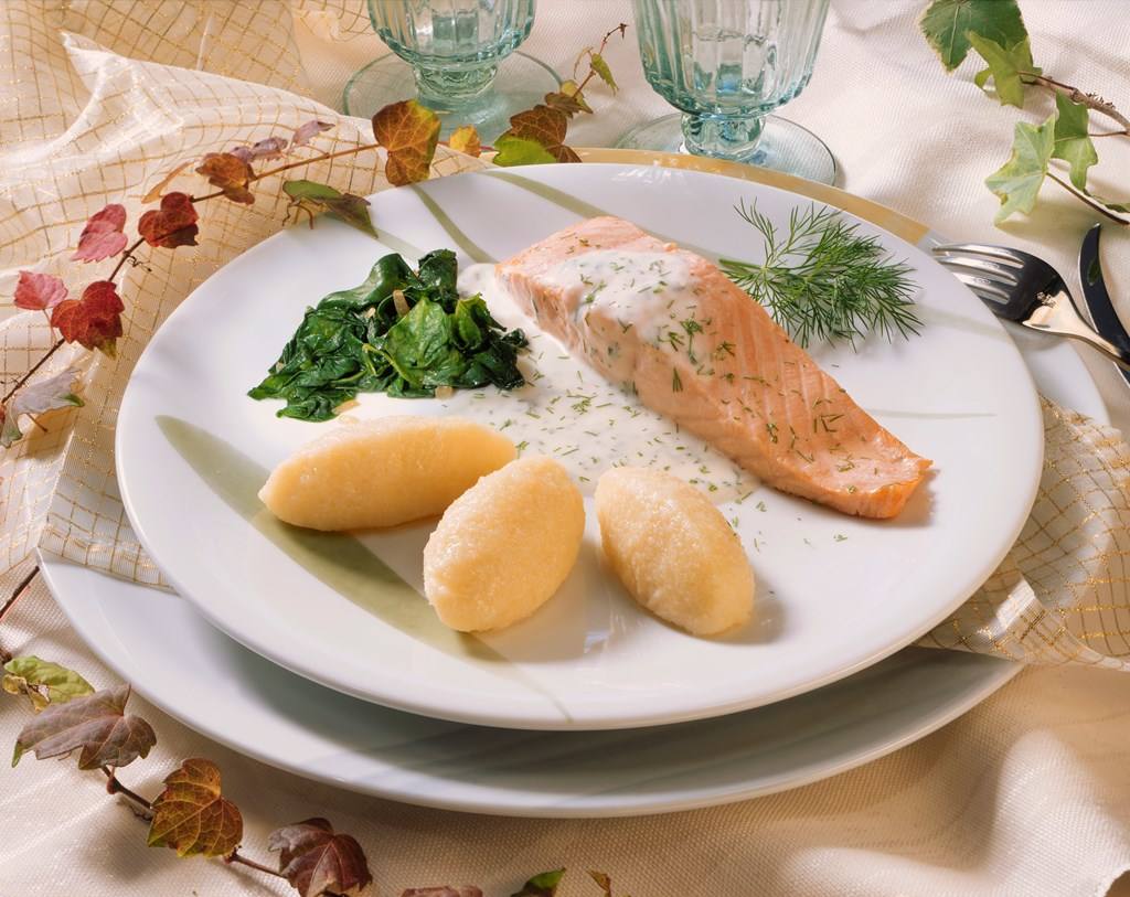 Gedünstetes Lachsfilet in Dillsahne mit Kartoffelnocken Rezept - Rezept & Bild