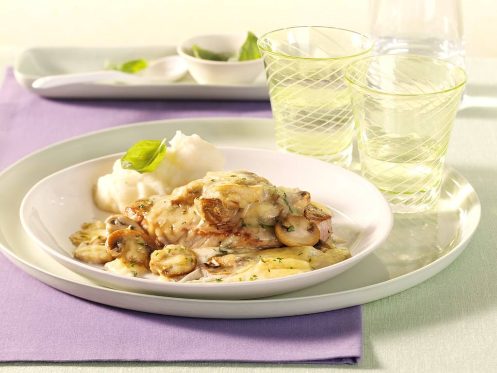Gratinierte Schnitzel mit Champignon-Mozzarella-Sauce Rezept - Rezept & Bild