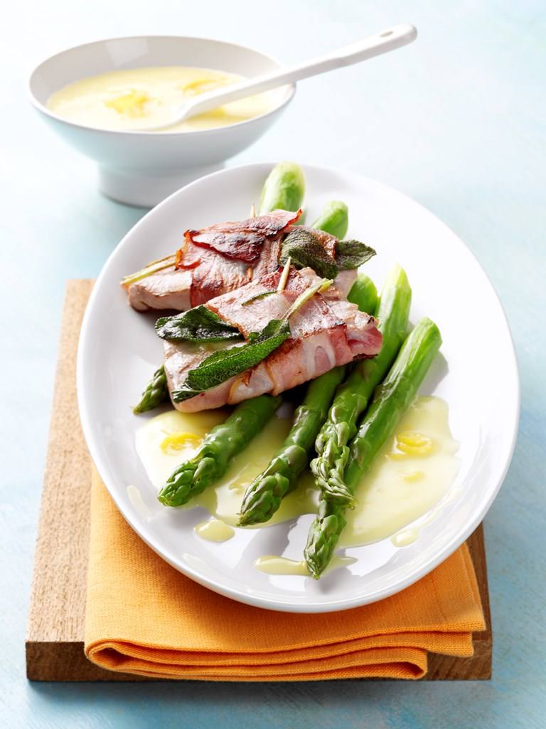 Grüner Spargel mit Zitronensauce und Thunfisch-Saltimbocca Rezept - Rezept & Bild