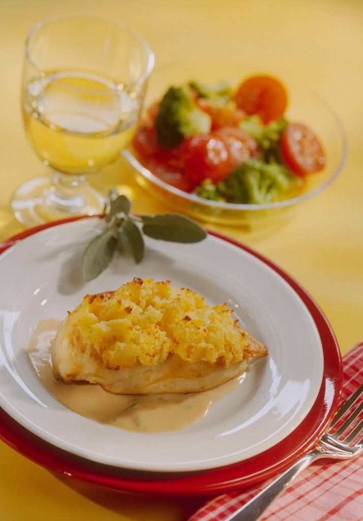 Hähnchenbrust mit Püree-Parmesankruste an Salbeisoße Rezept - Rezept & Bild