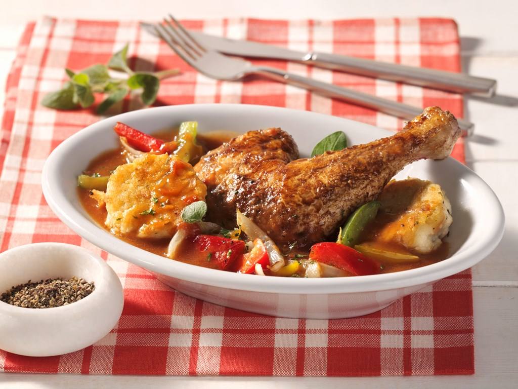 Hähnchenkeulen auf Paprikagemüse Rezept - Rezept & Bild