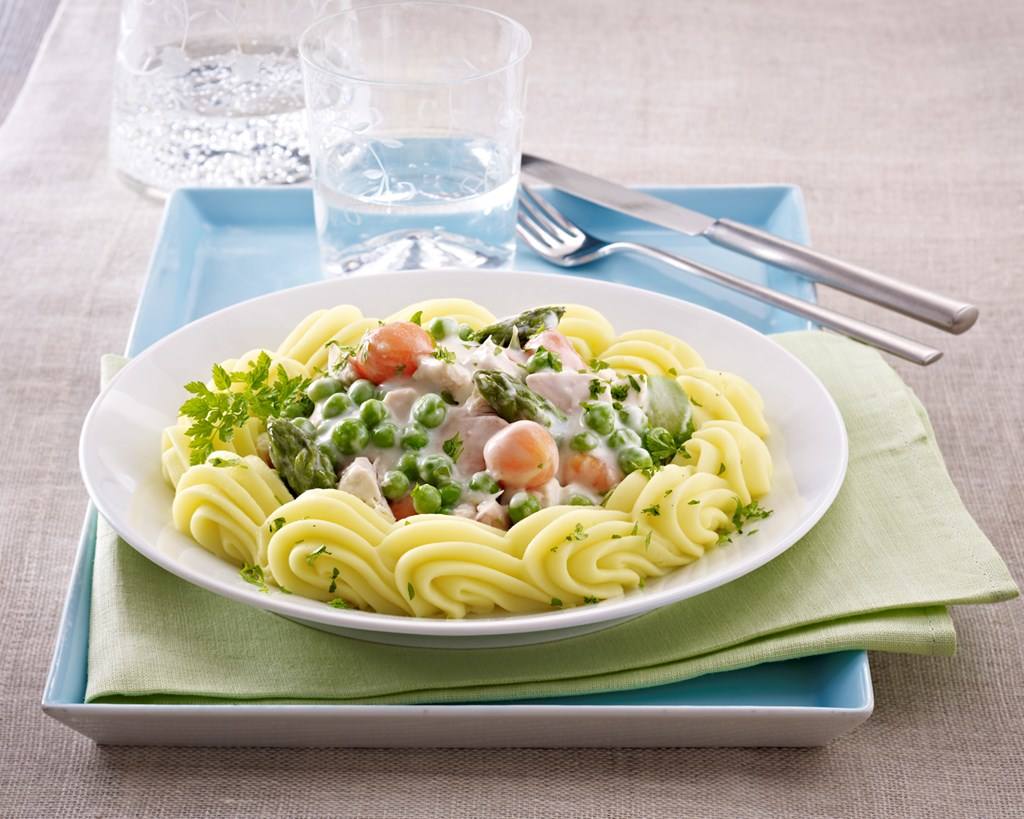 Hühnerfrikassee mit Püreerand Rezept - Rezept & Bild