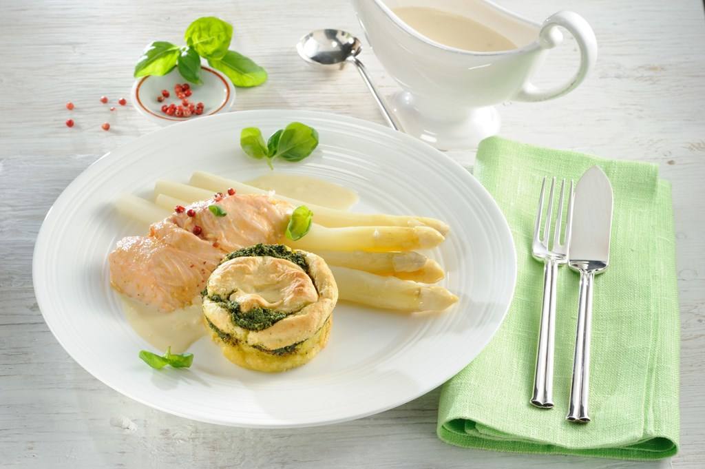 Kartoffel-Pesto-Soufflé zu pochiertem Lachsfilet Rezept - Rezept & Bild