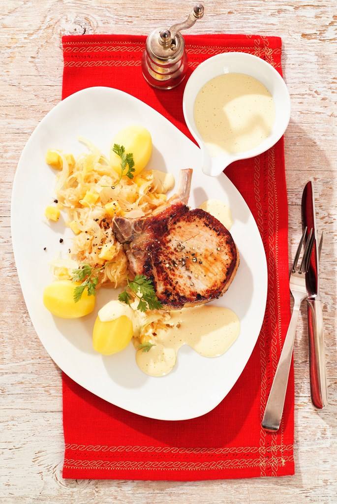 Kasseler Kotelett mit Sauerkraut und Weinsauce Rezept - Rezept & Bild