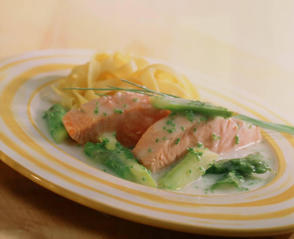 Lachsfilet mit Spargel-Schnittlauch-Sauce Rezept - Rezept & Bild