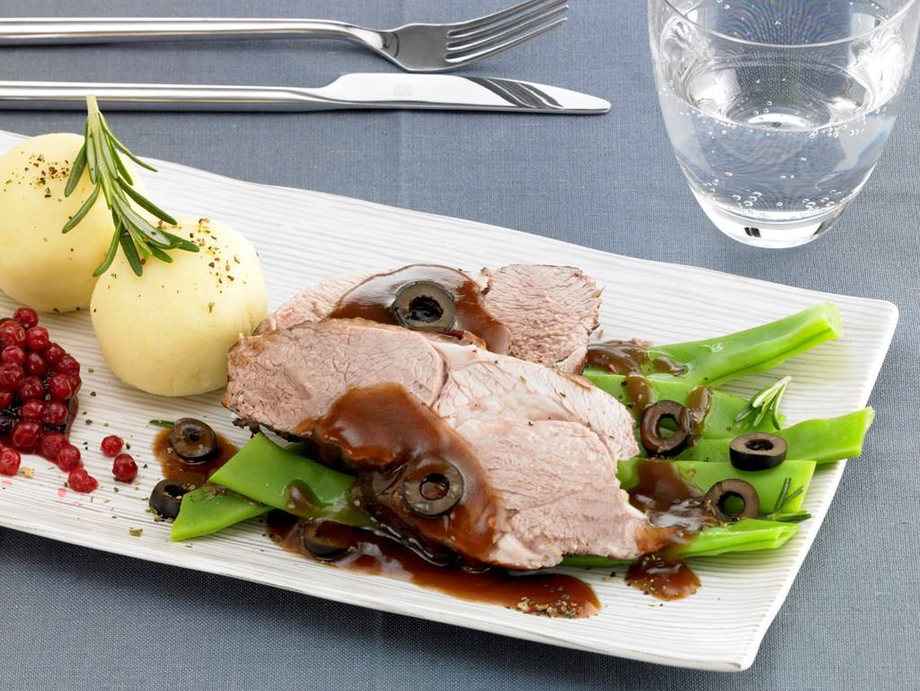 Lammkeule in Rotwein-Olivensauce Rezept - Rezept & Bild