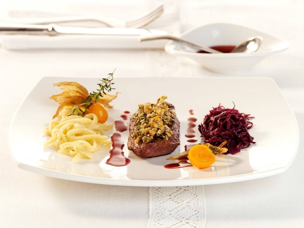 Rehrückenfilet mit Walnuss-Kräuterkruste und Holunder-Bratensauce Rezept - Rezept & Bild