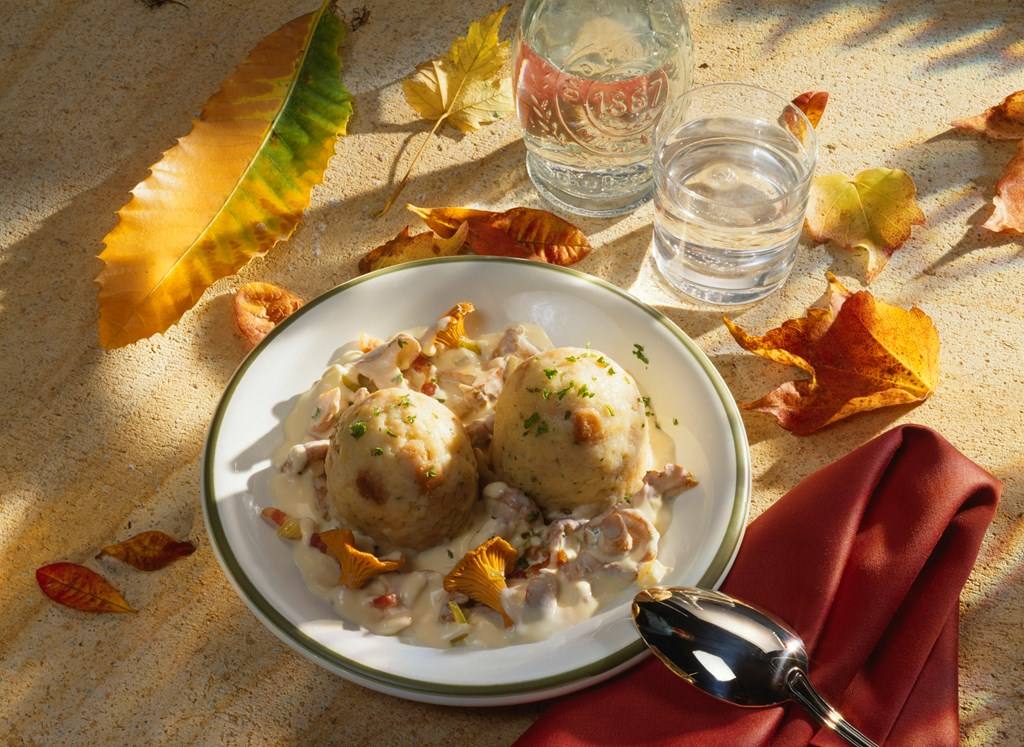 Semmelknödel mit Pfifferlingen in Rahmsoße Rezept - Rezept & Bild