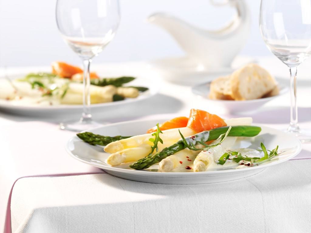 Spargel mit Rosa Pfeffer-Schaum und Räucherlachs Rezept - Rezept & Bild
