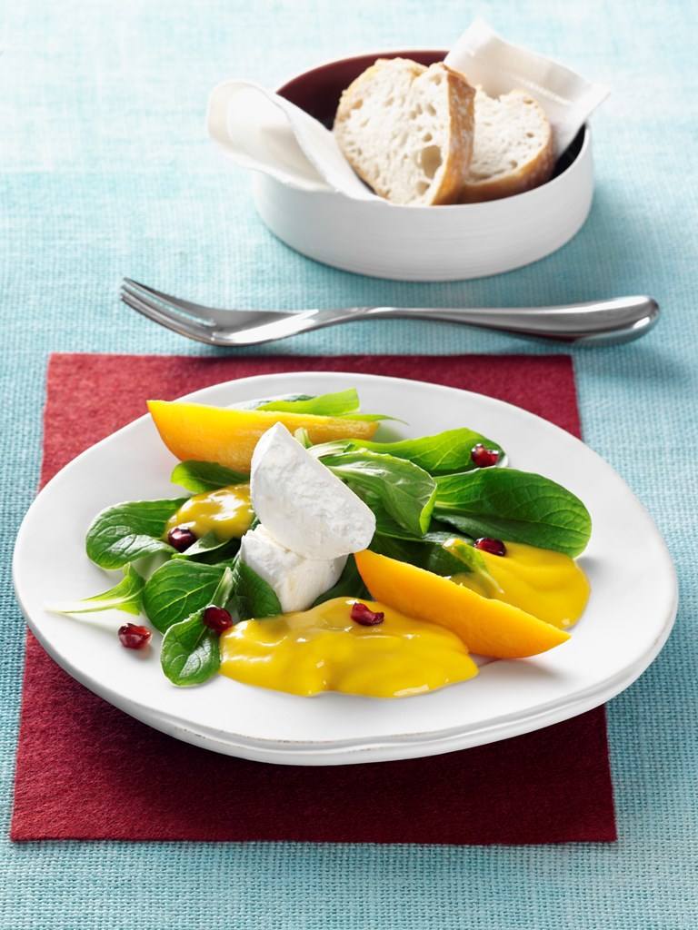 Ziegenkäse auf Feldsalat mit Mango-Chutney-Espuma Rezept - Rezept & Bild