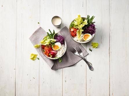 Bol de salade avex riz basmati, legumes et oeuf