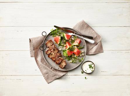 Brochette d’agneau grillee, pasteque et fromage de chevre