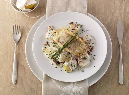 Filet de poisson grillé aux pommes de terre sauce Béchamel