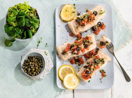 Filet de poisson à la sauce tomate aux câpres