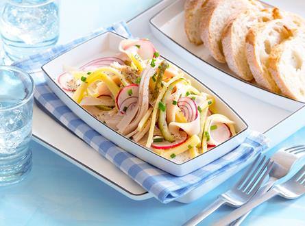 Salade à la saucisse et au fromage