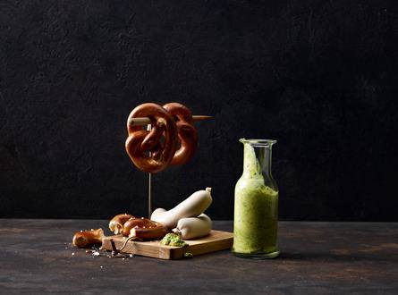 Saucisse d’Appenzell bouillie avec bretzel et moutarde aux cornichons