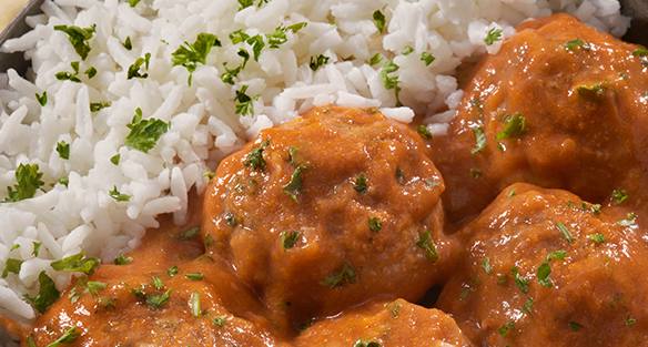 Albóndigas con salsa y arroz