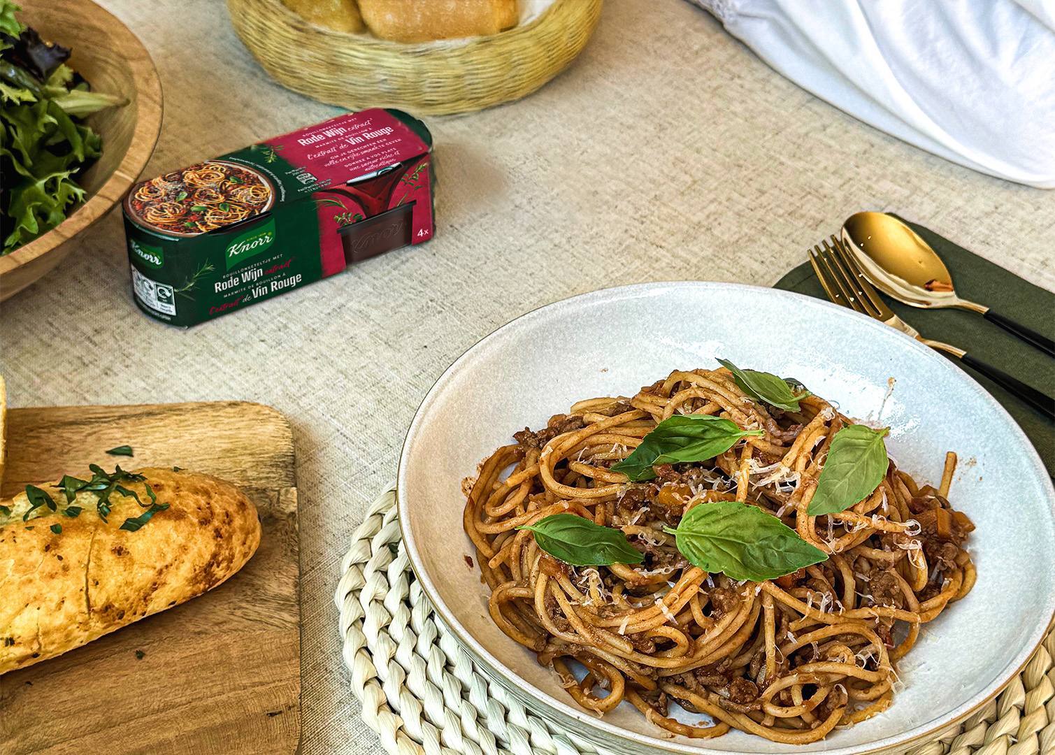 Spaghetti Bolognaise red wine stockpot BE