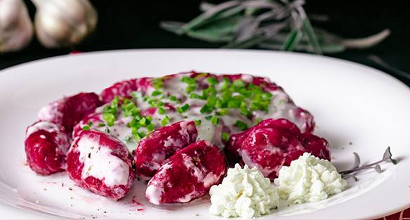 ÑOQUIS DE REMOLACHA CON SALSA CREMA DE VERDEO